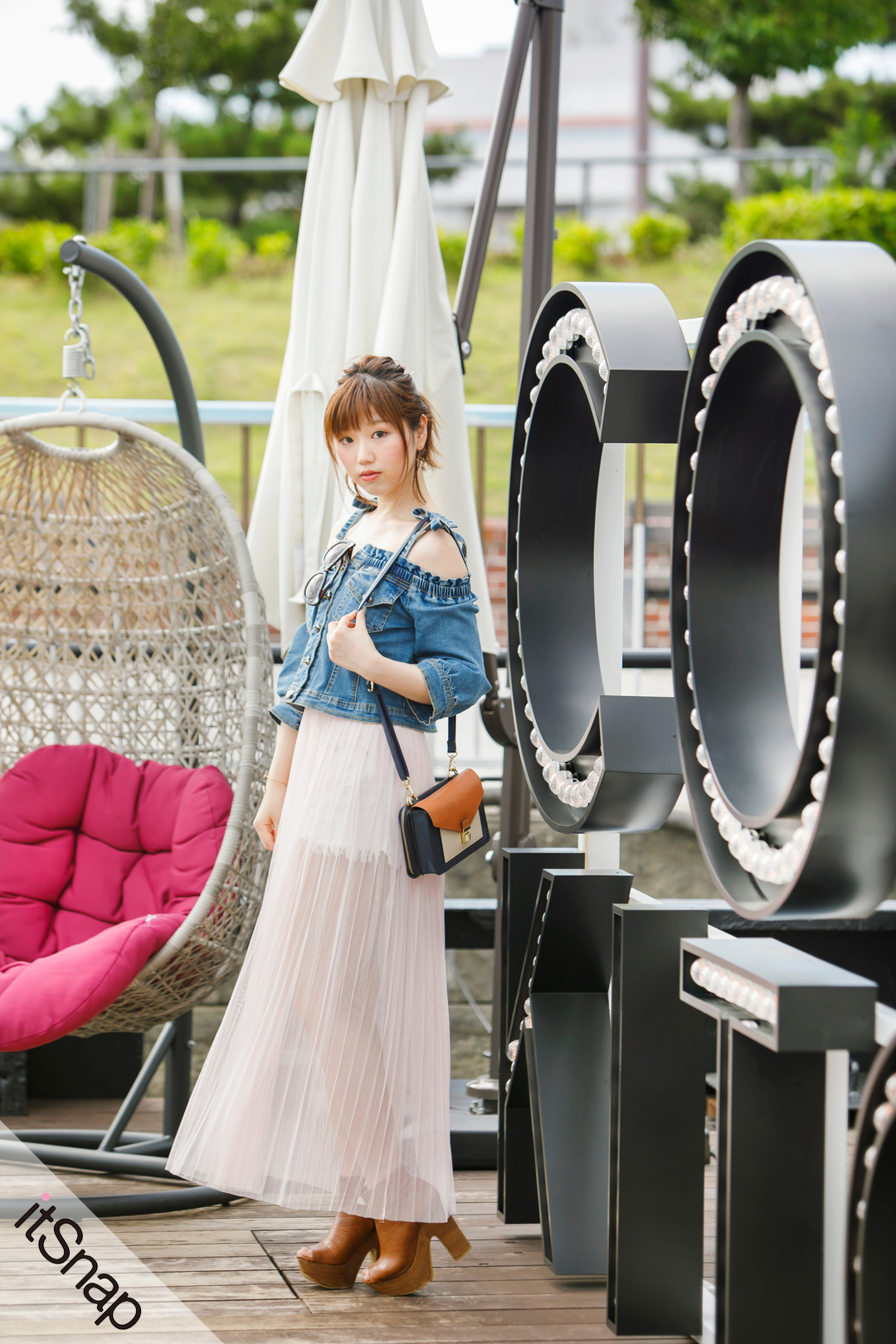 CHANEL♡新作♡しなやかな着心地 スカート♡ デニムなのに色気最高な肩見せ& 透け脚見せでまわりをリード