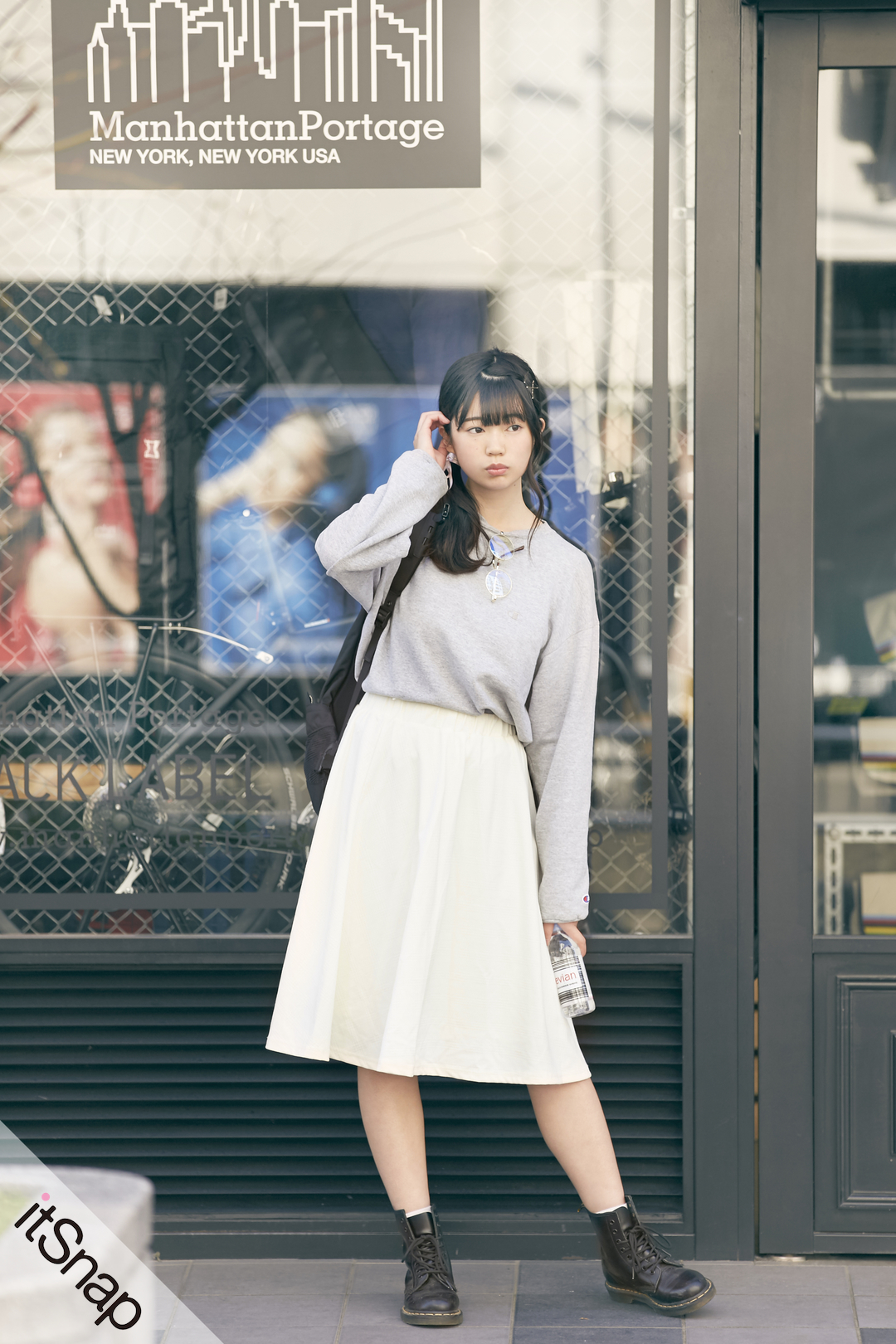 エロリンコ様 C5115 スウェット×カットスカートコーデ ゴツめなブーツがスウェット&ミモレ丈 スカートでカジュアルガーリーに