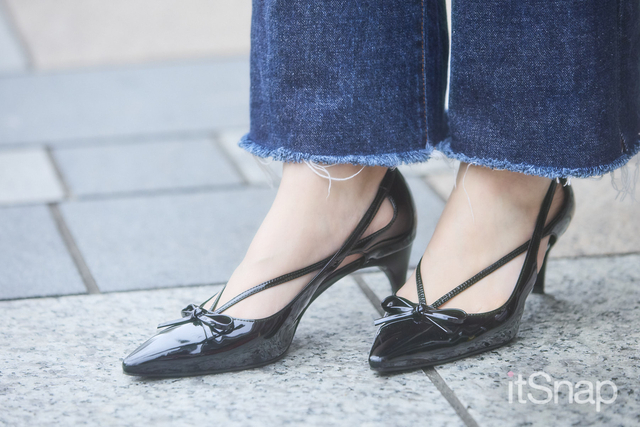 リボン&クロスストラップで足元の女性らしさを引き立て
