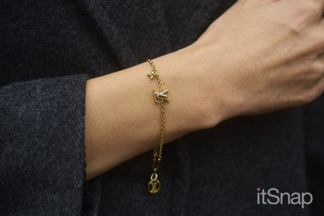 ピアスとおそろいのLOUIS VUITTONブレスが激かわ