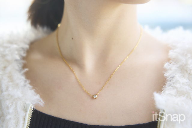 胸元にキラりと輝くCartierの一粒ダイヤネックレス☆